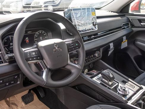 New 2025 Mitsubishi Outlander 4WD Plug-In Hybrid image 30