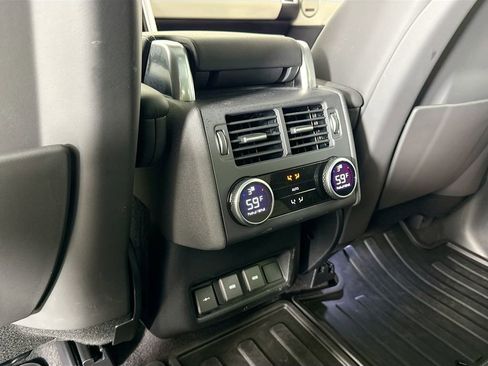 Used 2024 Land Rover Discovery Dynamic SE image 16