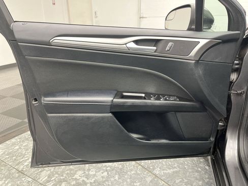 Used 2017 Ford Fusion SE w/ Fusion SE Technology Package FWD image 7