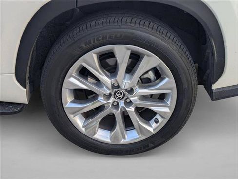 Used 2021 Toyota Highlander Limited FWD image 9
