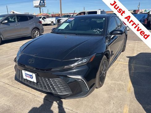 Used 2025 Toyota Camry SE image 1