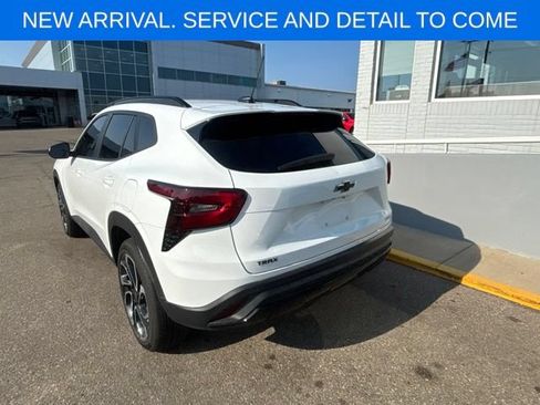 Used 2025 Chevrolet Trax RS w/ Sunroof Package FWD image 8