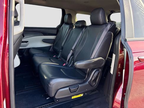 Used 2024 Kia Carnival LX image 27