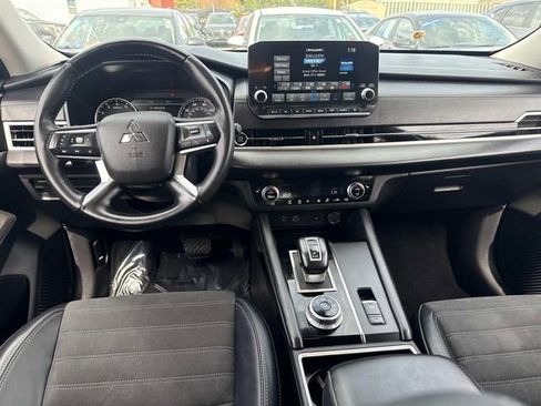 Used 2024 Mitsubishi Outlander SE Black Edition image 18