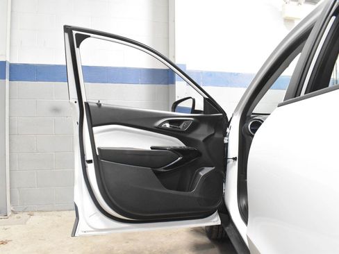 Used 2025 Chevrolet Trax LT FWD image 9