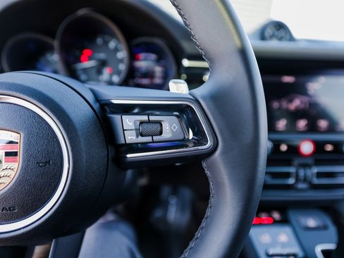 Certified 2025 Porsche Macan image 16