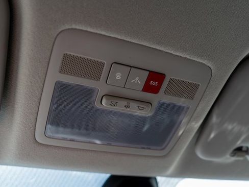 Used 2022 Hyundai Venue Limited image 35