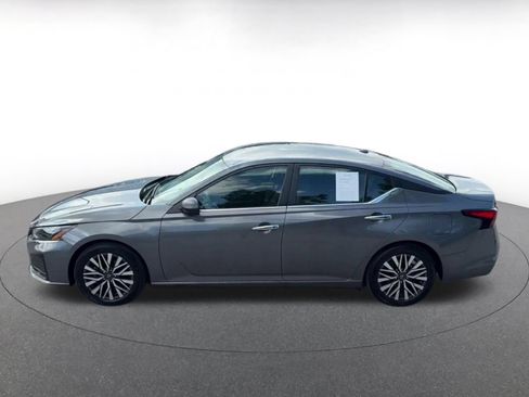 Used 2025 Nissan Altima 2.5 SV FWD image 7