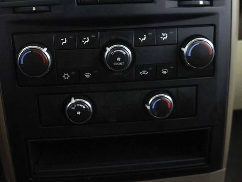 Used 2008 Chrysler Town & Country LX image 29