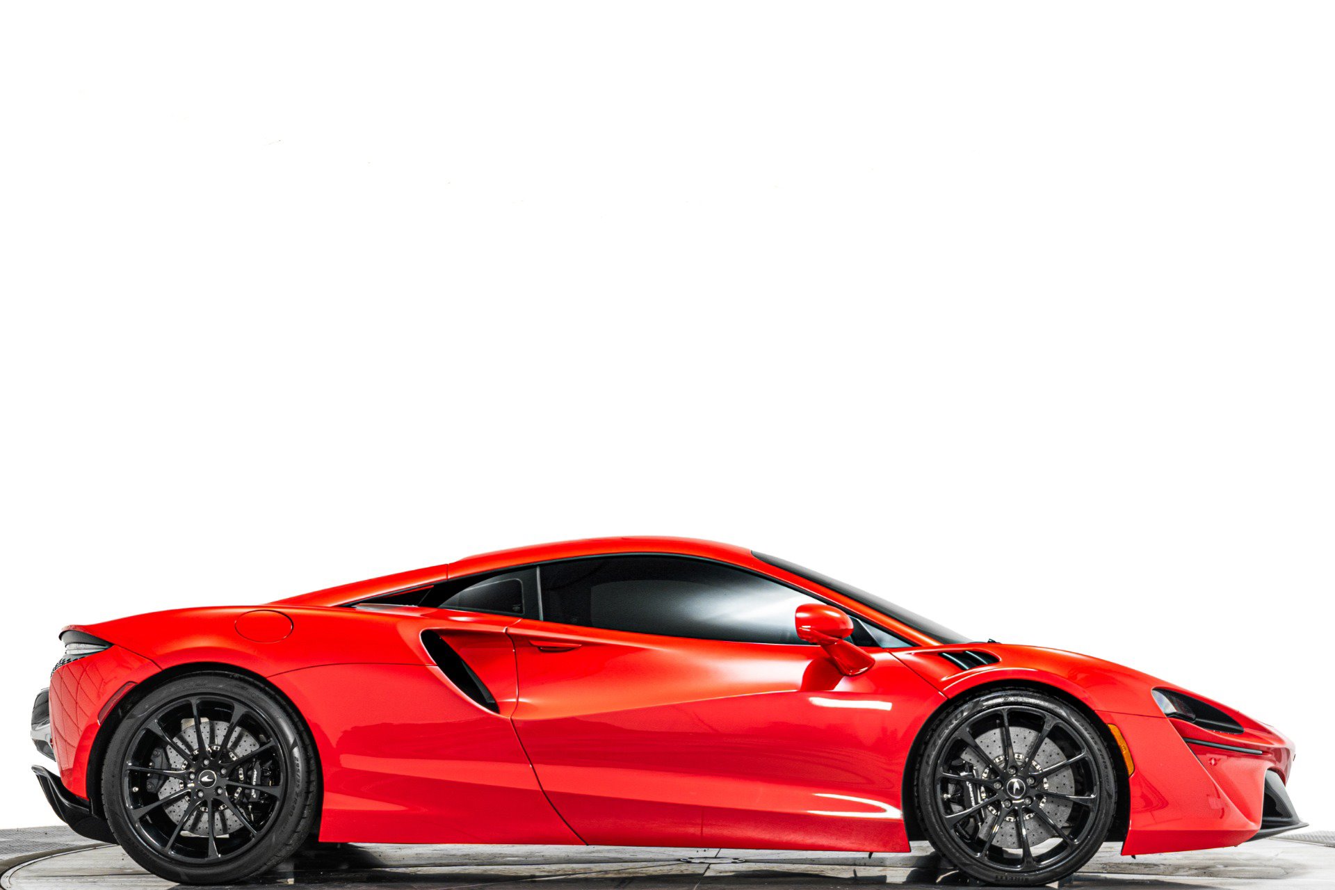 Used 2023 McLaren Artura RWD image 2