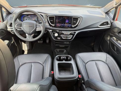 Certified 2025 Chrysler Pacifica Select image 16