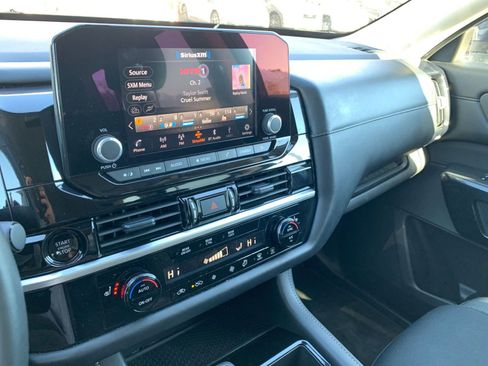 Used 2025 Nissan Pathfinder SV image 17