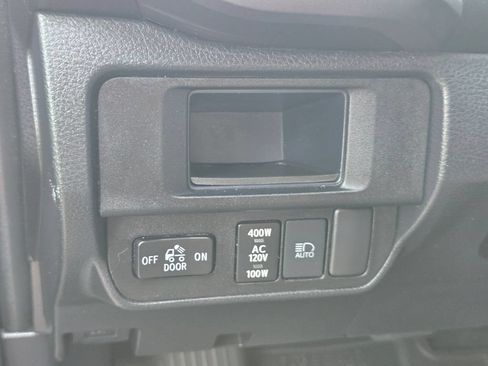 Used 2018 Toyota Tacoma TRD Off-Road AWD/4WD image 25
