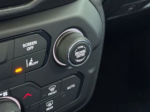Used 2023 Jeep Renegade Latitude AWD/4WD image 32