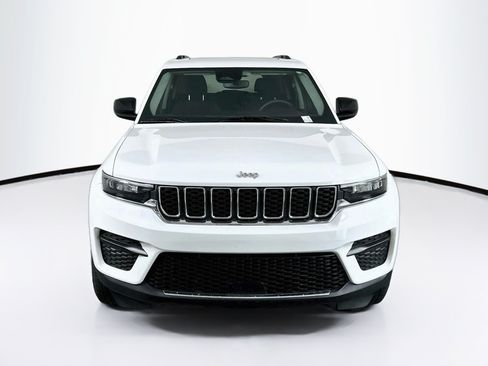 Used 2023 Jeep Grand Cherokee Laredo w/ Luxury Tech Group I AWD/4WD image 2