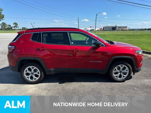 Used 2025 Jeep Compass Latitude AWD/4WD image 4