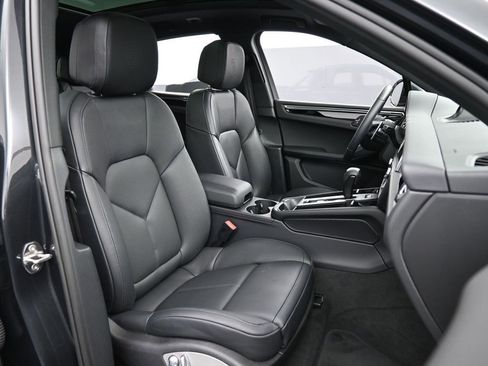 Certified 2025 Porsche Macan image 31