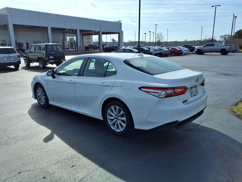 Used 2020 Toyota Camry LE image 5