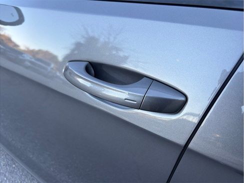 Used 2017 Volkswagen Golf R 4-Door image 19