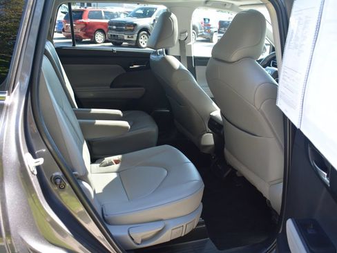 Used 2022 Toyota Highlander XLE AWD/4WD image 21