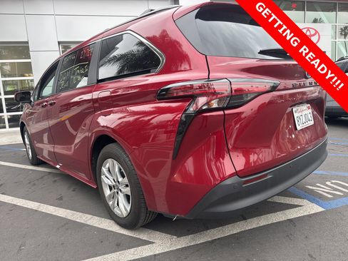 Used 2022 Toyota Sienna XLE image 4