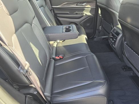 Used 2025 Jeep Grand Cherokee Limited w/ Black Appearance Package image 21