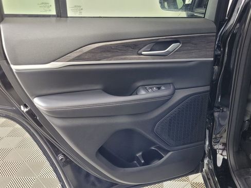 Used 2023 Jeep Grand Cherokee Limited image 30