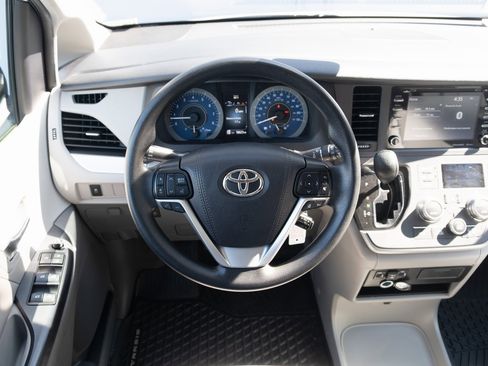 Used 2020 Toyota Sienna LE image 2
