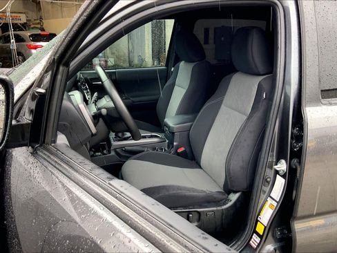 Used 2022 Toyota Tacoma TRD Off-Road image 8