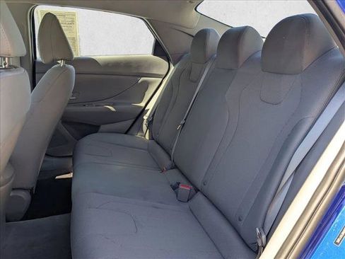 Used 2022 Hyundai Elantra SE FWD image 19