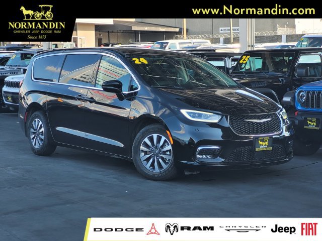 Used 2024 Chrysler Pacifica Limited FWD image 1
