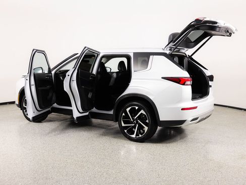 Used 2024 Mitsubishi Outlander SE image 13