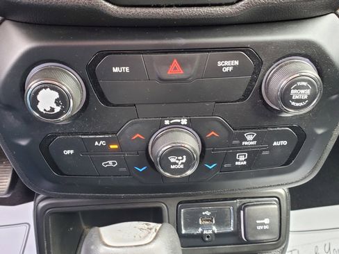 Used 2018 Jeep Renegade Latitude image 25