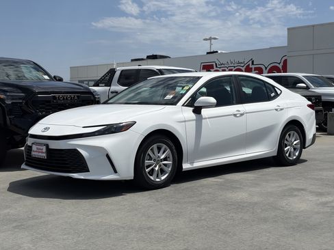 Used 2025 Toyota Camry LE FWD image 6