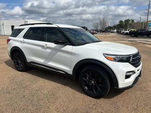 Used 2022 Ford Explorer XLT w/ Equipment Group 202A image 5