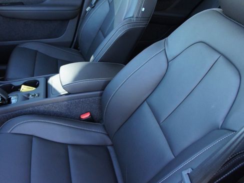 New 2025 Volvo XC40 B5 Core w/ Protection Package Premier image 20