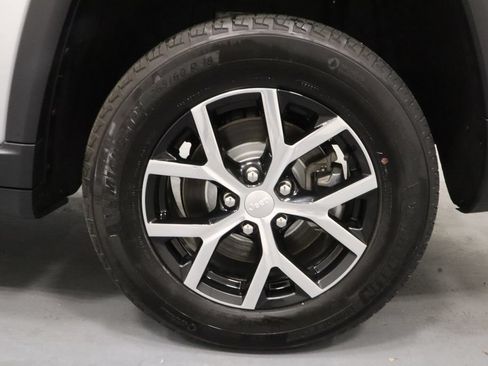 Used 2023 Jeep Grand Cherokee L Limited AWD/4WD image 24