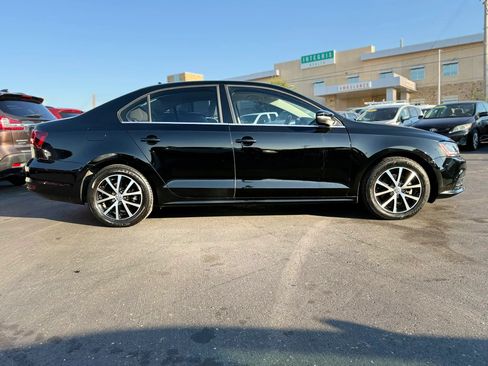 Used 2017 Volkswagen Jetta SE FWD image 2