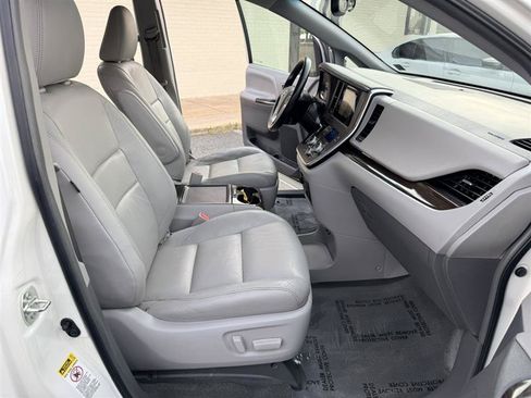 Used 2015 Toyota Sienna XLE Premium FWD image 11