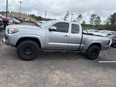 Used 2017 Toyota Tacoma SR5 RWD image 4