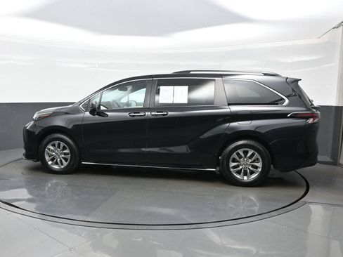 Used 2024 Toyota Sienna XLE FWD image 3