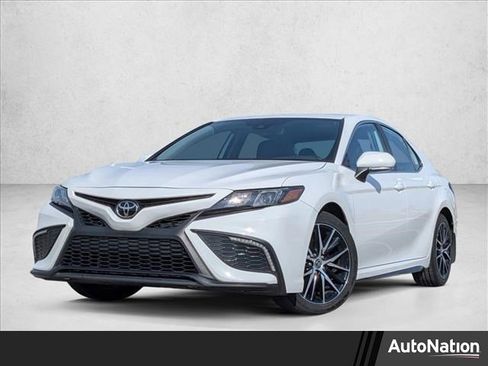 Used 2024 Toyota Camry SE image 1