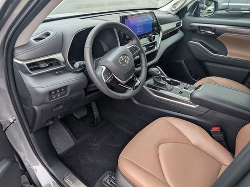 Used 2025 Toyota Highlander Limited AWD/4WD image 12