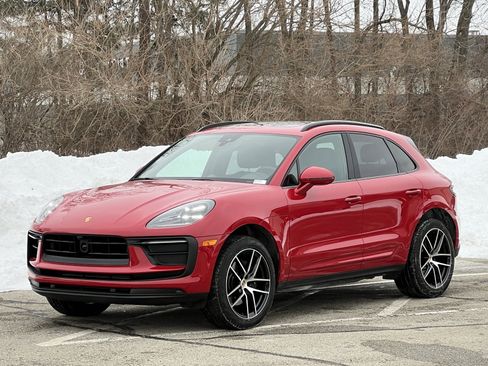 Certified 2025 Porsche Macan image 1