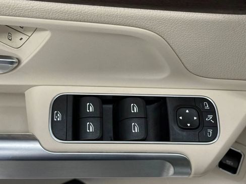 Used 2023 Mercedes-Benz GLB 250 w/ Premium Package image 27