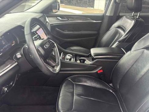 Used 2023 Jeep Grand Cherokee Limited w/ Black Appearance Package image 9