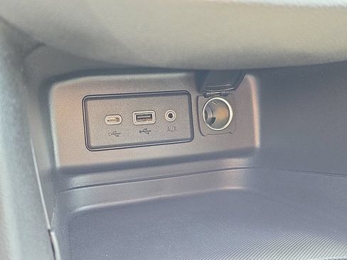 Used 2024 Chevrolet Equinox LT FWD image 23