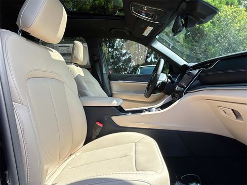 New 2025 Jeep Grand Cherokee Limited w/ Luxury Tech Group II image 31