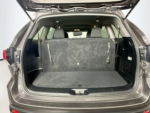 Used 2019 Toyota Highlander LE AWD/4WD image 24