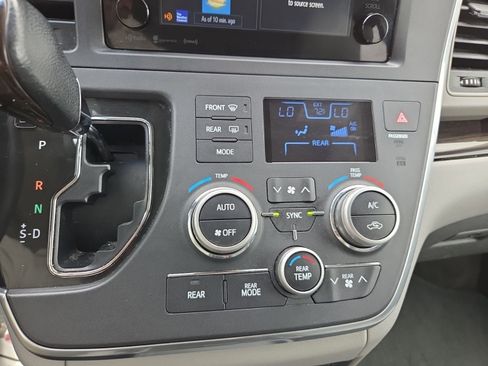 Used 2017 Toyota Sienna XLE image 28